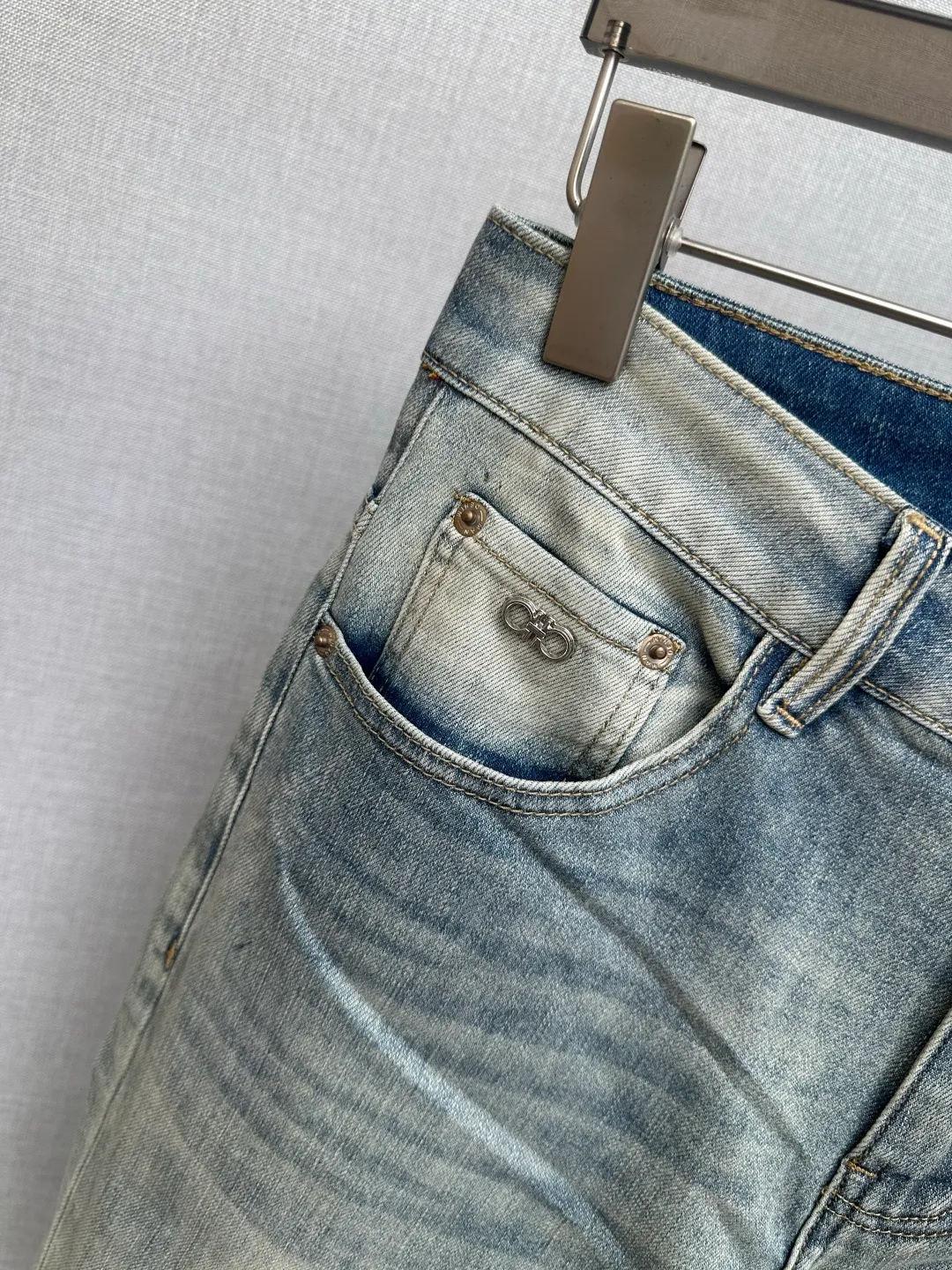 Available at the official website counter at the same time, the Original is a very stylish pair of jeans, with customized original washed denim fabric, unique design, top-notch printing technology letter pattern logo, original hardware accessories decoration, an extremely outstanding pair of jeans, the materials and craftsmanship are extremely luxurious and exquisite, extremely high-grade, handsome and stylish upper body, recommended 👍, Sizes: 29-38